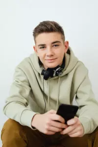 Mi hijo de 16 años se fue a pasar el verano con su abuela. Un día recibí una llamada de ella.