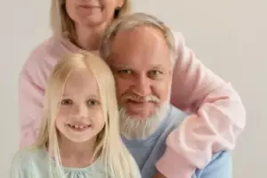 Mi familia dejó a mi abuelo en el hotel para no pagar. No se dieron cuenta de que yo era el nieto equivocado con el que meterse.