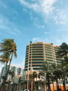 Mi familia dejó a mi abuelo en el hotel para no pagar. No se dieron cuenta de que yo era el nieto equivocado con el que meterse.