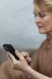 Una mujer de 53 años da a luz a gemelos y su yerno nota marcas de nacimiento familiares en ellos — Historia del día