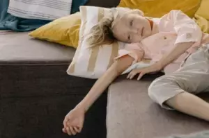 Mi hija empezó a caminar dormida, la seguí una noche y me sorprendió lo que vi. Historia del día.