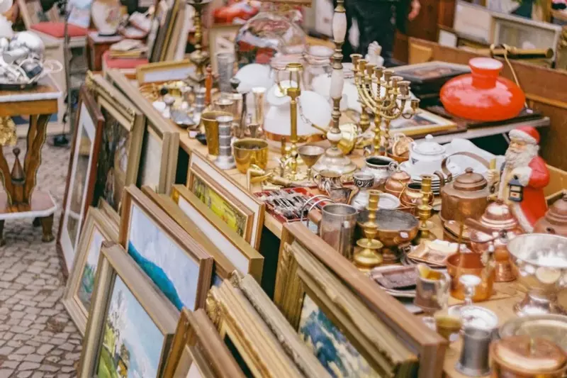 El marido se burla del huevo viejo que su esposa compró en un mercado de pulgas, así que ella le pidió que lo abriera – Historia del día