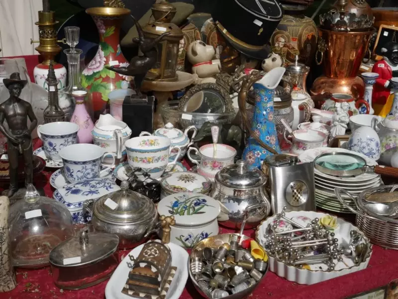 El marido se burla del huevo viejo que su esposa compró en un mercado de pulgas, así que ella le pidió que lo abriera – Historia del día