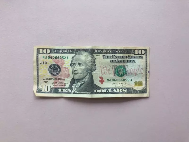 El marido se burla del huevo viejo que su esposa compró en un mercado de pulgas, así que ella le pidió que lo abriera – Historia del día