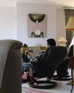 El marido se burla del huevo viejo que su esposa compró en un mercado de pulgas, así que ella le pidió que lo abriera – Historia del día