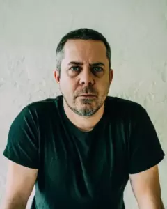 El marido se burla del huevo viejo que su esposa compró en un mercado de pulgas, así que ella le pidió que lo abriera – Historia del día