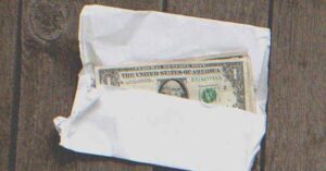 Tras la muerte de su madre, una mujer le deja a su hermana billetes de 3 dólares y una nota como herencia – Historia del día