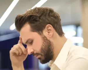 El jefe ve la cicatriz de su empleada de limpieza y se arroja a sus brazos entre lágrimas – Historia del día