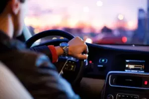 El jefe ve la cicatriz de su empleada de limpieza y se arroja a sus brazos entre lágrimas – Historia del día