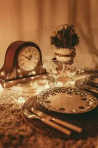 En una cita nocturna, un hombre se burla de su esposa por platos sucios, ignora su regalo y luego lo abre después de su muerte — Historia del día