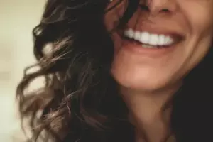 Le di un abrigo a una mujer sin hogar en Nochebuena. Tres años después, regresó con un estuche gris y una sonrisa que no pude olvidar.
