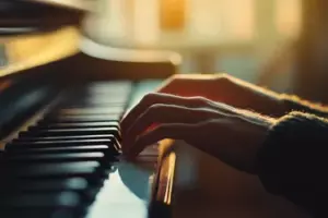 Profesor de música ofrece clases gratuitas a un niño "pobre" y luego descubre la verdadera identidad de su padre — Historia del día