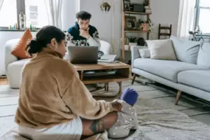 Mi esposo se fue a vivir con su mejor amigo porque nuestro bebé recién nacido hacía mucho ruido. Me aseguré de que se arrepintiera.