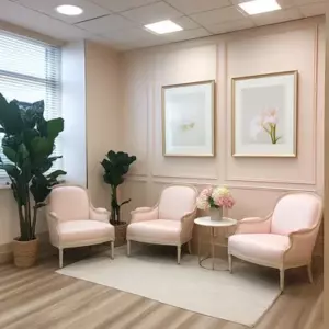 Planeé usar el vestido de novia de mi difunta madre para honrar su memoria. Pero en la mañana de la boda, mi madrastra celosa tiró la invaluable reliquia, llamándola "desorden". Ella no tenía idea de que mi padre lo había escuchado todo y ya la hacía arrepentirse.