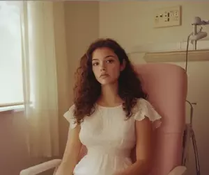 Planeé usar el vestido de novia de mi difunta madre para honrar su memoria. Pero en la mañana de la boda, mi madrastra celosa tiró la invaluable reliquia, llamándola "desorden". Ella no tenía idea de que mi padre lo había escuchado todo y ya la hacía arrepentirse.