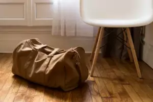 Mi madrastra me echó de casa dos días después de la muerte de mi padre. A la mañana siguiente, un montón de todoterrenos aparecieron frente a su casa.