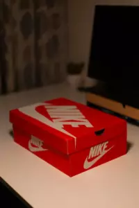 Mi suegra arruinó el cumpleaños número 18 de mi hijo cuando le dio una carta y una caja. Él quedó desconsolado y, a cambio, le dio una lección.