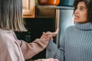 Una mujer visita a su mejor amiga que adoptó a un bebé y lo reconoce como su hijo biológico – Historia del día