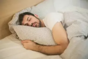 Mi marido me abandonó en una cama de hospital y voló con su secretaria en un viaje de lujo, usando mi propio dinero. Lo que no sabía era que una niña misteriosa en el jardín del hospital ya me había advertido. Cuando regresó, todo había cambiado, y yo también.