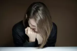 Mi marido me abandonó en una cama de hospital y voló con su secretaria en un viaje de lujo, usando mi propio dinero. Lo que no sabía era que una niña misteriosa en el jardín del hospital ya me había advertido. Cuando regresó, todo había cambiado, y yo también.