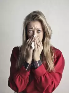 Bebé recién nacido llora todo el día sin importar lo que hagan sus padres, después de un rato revisan su cuna – Historia del día
