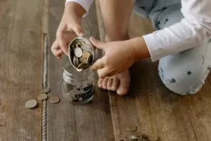 Por cada cumpleaños, un niño enviaba un mensaje en una botella a su padre y un día, finalmente recibió una respuesta — Historia del día