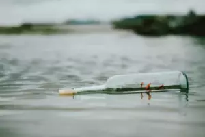 Por cada cumpleaños, un niño enviaba un mensaje en una botella a su padre y un día, finalmente recibió una respuesta — Historia del día