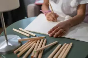 Mi papá nos invitó a mi hermano y a mí a su boda con la mujer con la que engañó a nuestra madre. No tenía idea de que pronto se arrepentiría.