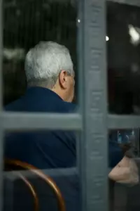 Mi hija recién adulta casi se casa con un anciano. Me quedé en shock hasta que descubrí la verdad.