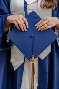 Mi hija dijo que solo podría ir a su graduación si me vestía normal porque le daba vergüenza.