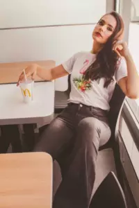 Mi hija dijo que solo podría ir a su graduación si me vestía normal porque le daba vergüenza.
