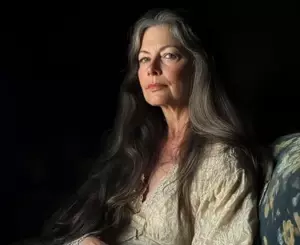 Mi suegra me hizo dormir en el suelo del garaje después de que murió mi marido. No esperaba que me pidiera ayuda un mes después.