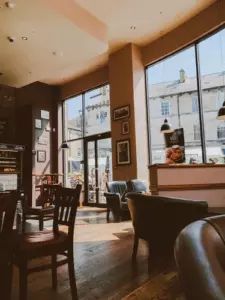 Nadie de su familia se presentó al cumpleaños de un cliente mayor de nuestro café, pero intenté solucionarlo