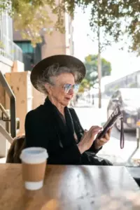 Nadie de su familia se presentó al cumpleaños de un cliente mayor de nuestro café, pero intenté solucionarlo