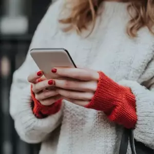 Me preocupaba que la maestra de mi hija siguiera teniendo reuniones privadas con ella hasta que escuché una y descubrí la verdad — Historia del día