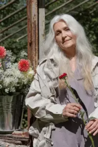 Una mujer de 78 años regresa de un asilo de ancianos a su casa, solo para encontrar una mansión con cerraduras cambiadas.