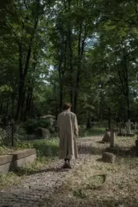 Un hombre tropieza con una lápida en el bosque y ve en ella una foto de su infancia – Historia del día