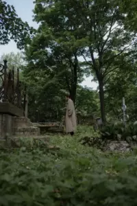 Un hombre tropieza con una lápida en el bosque y ve en ella una foto de su infancia – Historia del día