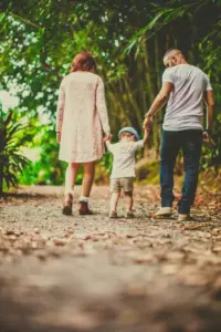 Un hombre tropieza con una lápida en el bosque y ve en ella una foto de su infancia – Historia del día
