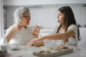 Mi abuela se hizo la sorda para ponernos a prueba antes de repartir la herencia: cada uno recibió lo que merecía