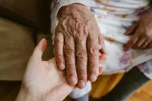 Mi abuela se hizo la sorda para ponernos a prueba antes de repartir la herencia: cada uno recibió lo que merecía