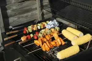 Mi vecina comenzó una barbacoa cada vez que cuelgo la ropa afuera solo para arruinarla