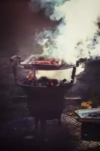 Mi vecina comenzó una barbacoa cada vez que cuelgo la ropa afuera solo para arruinarla
