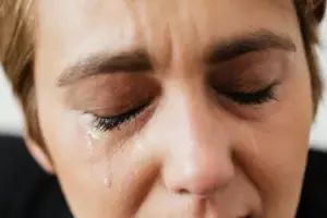 Mi vecina comenzó una barbacoa cada vez que cuelgo la ropa afuera solo para arruinarla