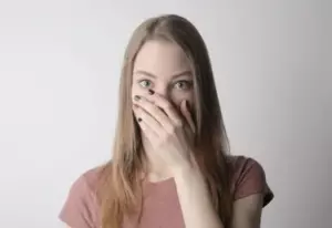 Mi vecina comenzó una barbacoa cada vez que cuelgo la ropa afuera solo para arruinarla