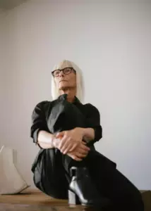 Su suegra echa a una madre con su bebé de casa y años después la ve rebuscando en la basura — Historia del día