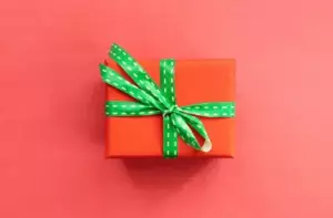 Mi suegra le regaló públicamente a mi esposo una prueba de ADN en el primer cumpleaños de mi hija