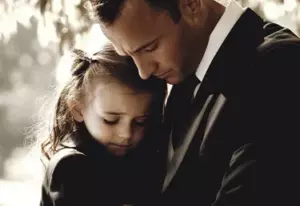 Me volví a casar después del fallecimiento de mi esposa. Un día, mi hija me dijo: "Papá, ser mamá primeriza es diferente cuando ya no estás".