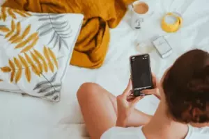 No pude comunicarme con mi esposo durante días. Entonces mi suegra me llamó y me reveló la impactante verdad.