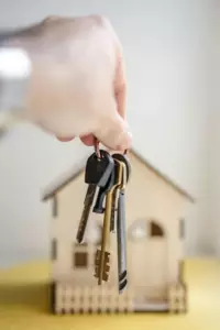 Mi prometido dijo que estaba pagando el alquiler, y luego recibí una factura de $8,400 a mi nombre